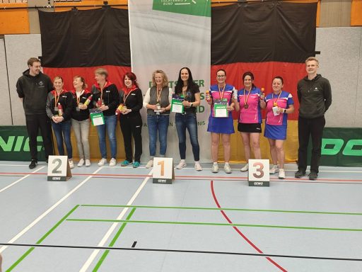 ©TSV Watenbüttel Drei Teams stehen auf dem Podium mit Medaillen in einer Sporthalle.