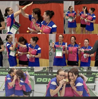 ©TSV Watenbüttel Zwei Frauen jubeln und feiern gemeinsam mit Medaillen und Pokalen in einem Sportumfeld.